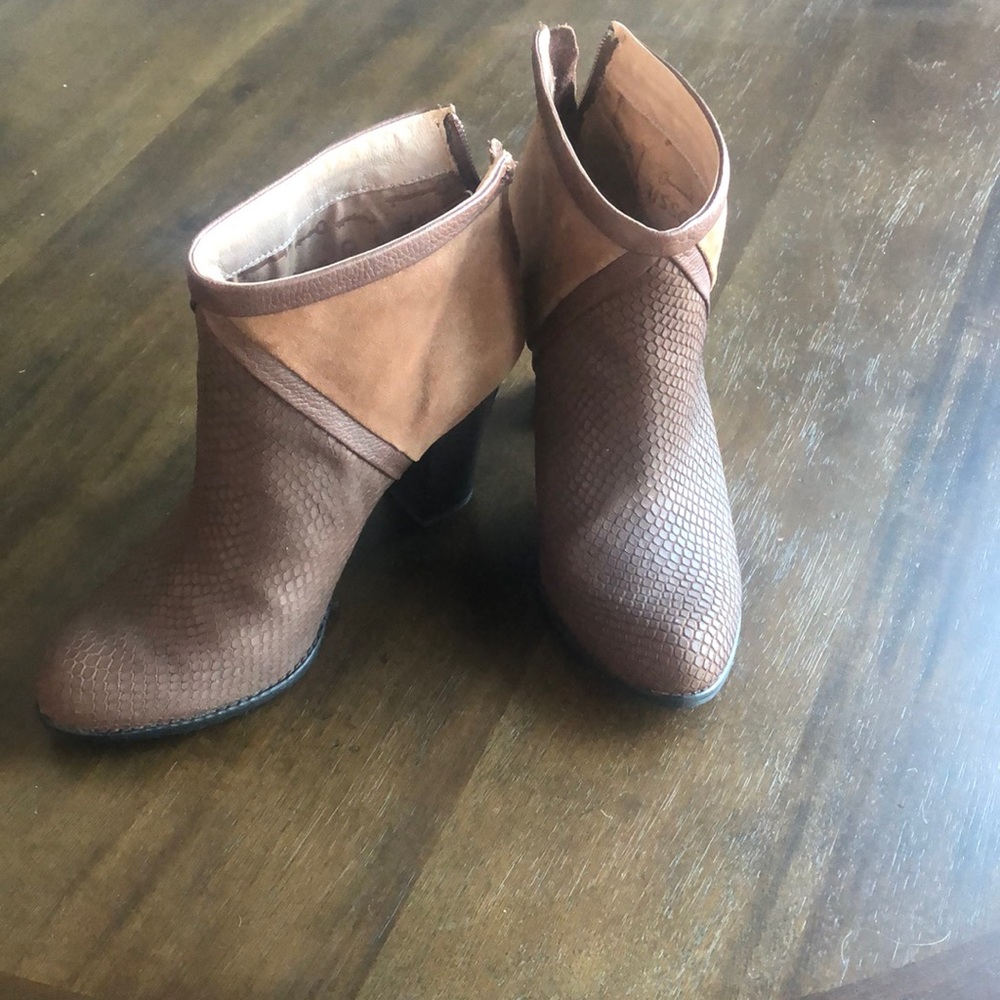 Snakeskin/suede Fossil booties Size 8